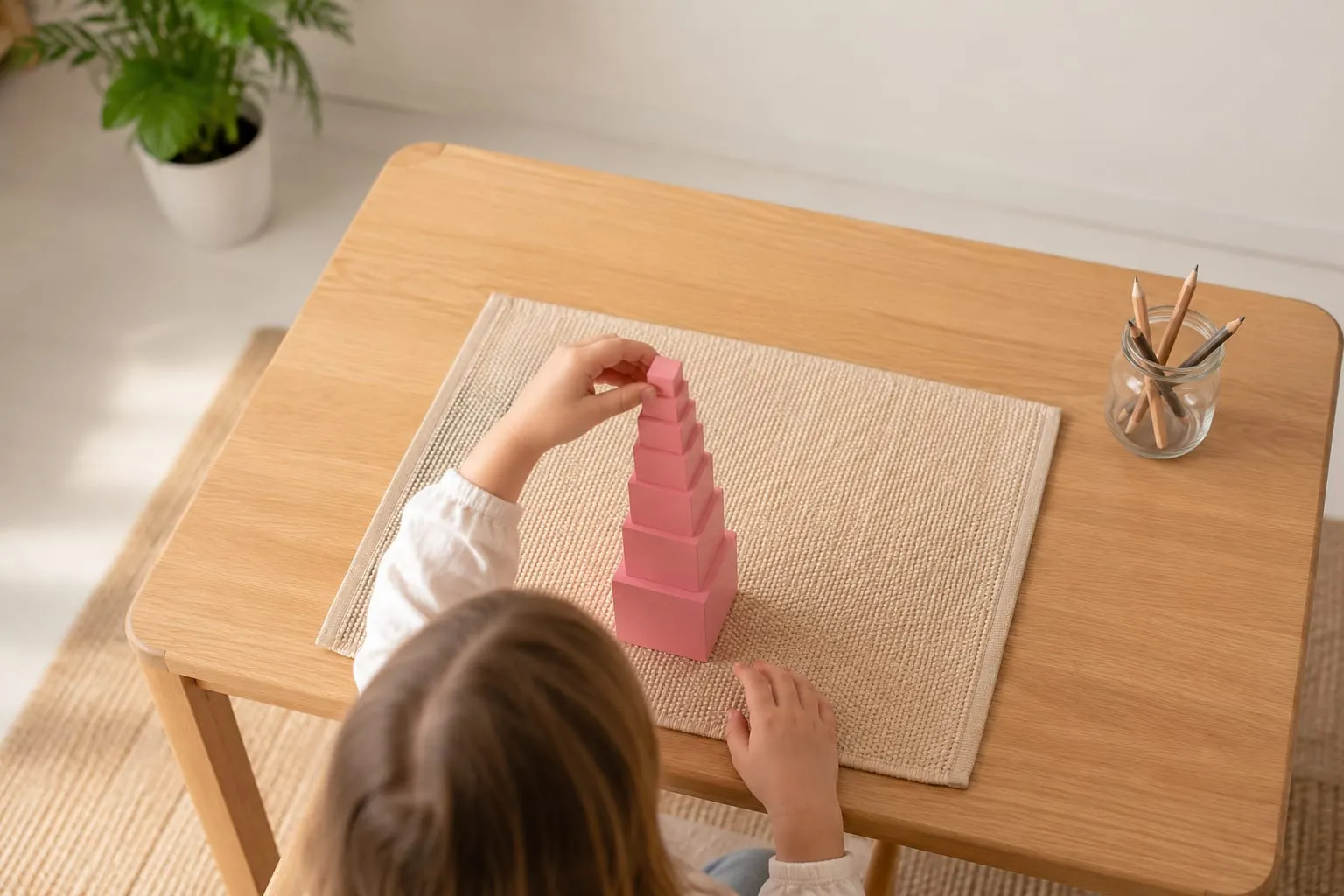 Montessori materyaliyle çalışan okul öncesi çocuk